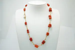 74 - Bijzonder vintage 14 karaats rosegouden halssieraad met bloedkoraal kopen? Bied vanaf 480!