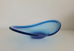 Per Lutken - Holmegaard; asymmetrische schaal in prachtige blauwe kleur kopen? Bied vanaf 69!