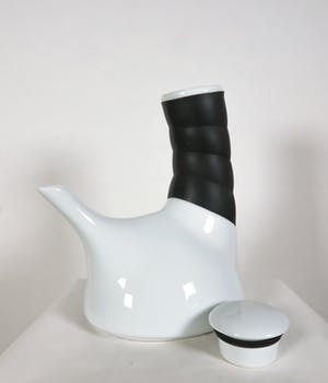 Niet of onleesbaar gesigneerd - Porseleinen theepot met rubberen omwikkelde hals kopen? Bied vanaf 1!