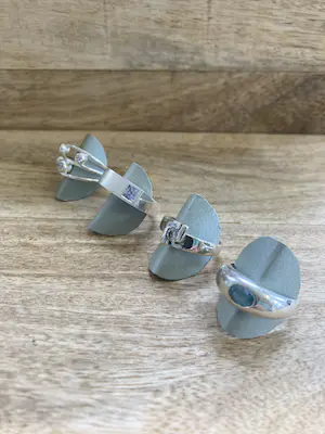 Een Lotje van vier zilveren ringen met kleursteen en zirkonia kopen? Bied vanaf 35!