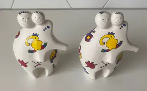 Niet of onleesbaar gesigneerd - Twee keramische abstracte figuren gemaakt voor Mappa Mondo / Rode Kruis kopen? Bied vanaf 1!