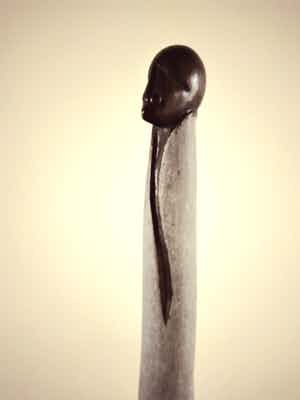 Niet of onleesbaar gesigneerd - Zeer groot stenen beeld uit Afrika verkocht voor € 1!