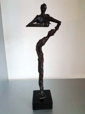 Klaas van den Berg - 1941 - 2018 Brons beeld " De Ondersteunende man " verkocht voor € 135!