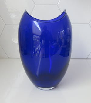 Niet of onleesbaar gesigneerd - Cobalt blauwe glazen design vaas kopen? Bied vanaf 10!
