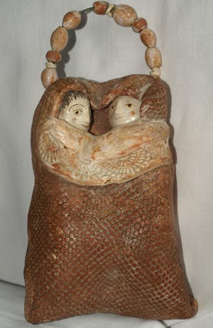 Heidi Daamen - Beeldje van keramiek , “2 Mensjes in een draagzak“ - gesigneerd - 1970 kopen? Bied vanaf 1!