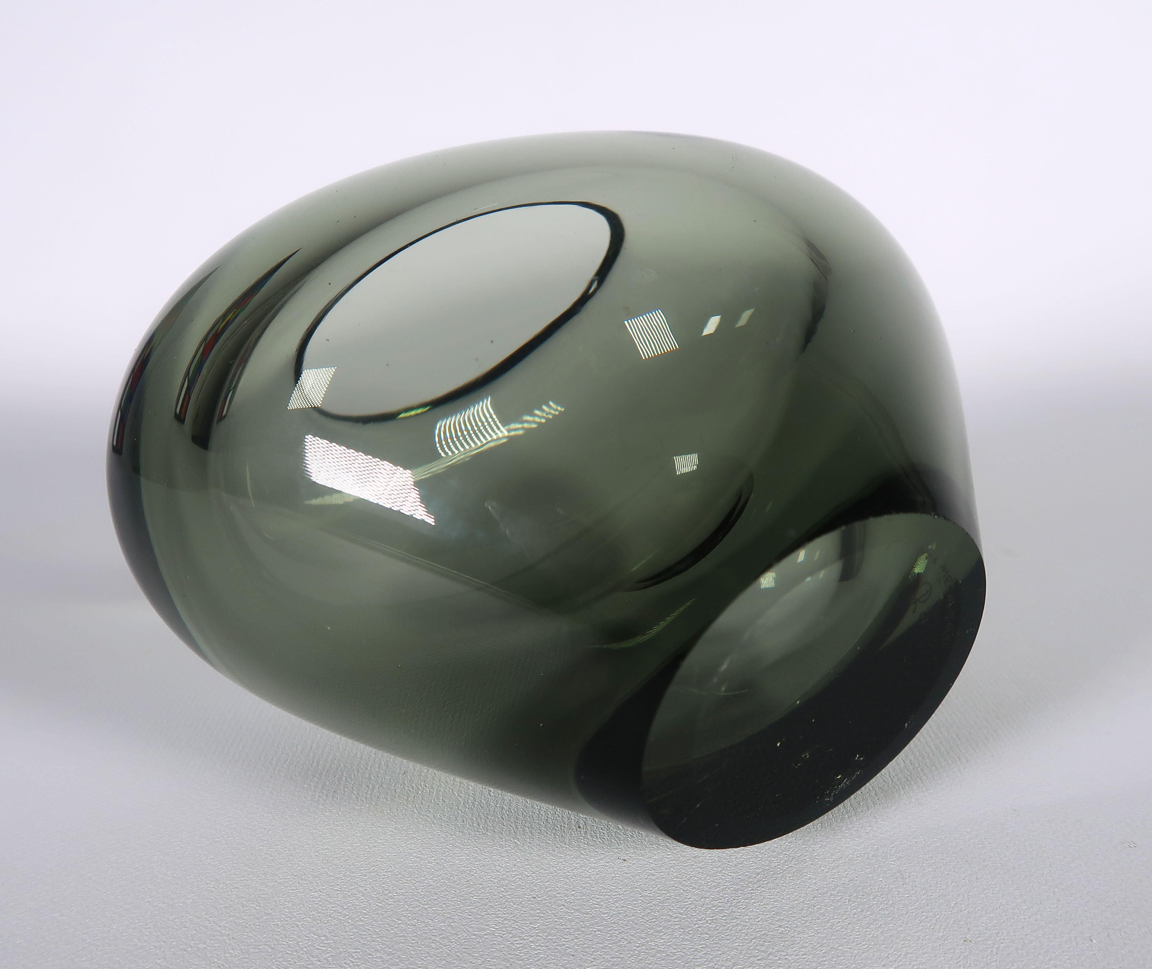 Per Lutken - Kristalglas, Grijsgroen vaasje, uitgevoerd door Holmegaard kopen? Bied vanaf 1!