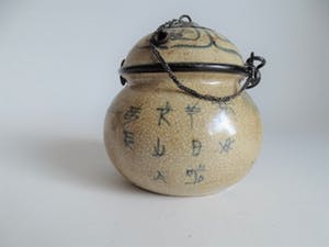 Niet of onleesbaar gesigneerd - Chinees porselein opium potje met decoratie en karakters kopen? Bied vanaf 10!