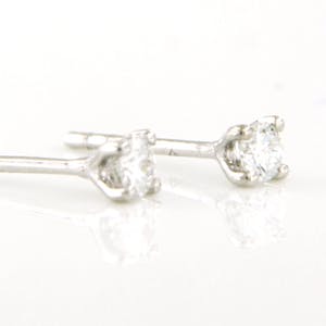 18K Goud - witgouden solitair oorknoppen bezet met briljant geslepen diamant kopen? Bied vanaf 160!