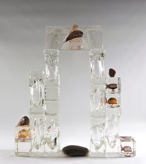 Isabelle Monod - Bijzonder glazen assemblage, Entrée du palais kopen? Bied vanaf 750!