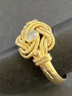18 karaats geelgouden ring met wit imitatie steentje kopen? Bied vanaf 275!