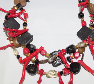 Ketting van koraal, parels, git, rookkwarts, agaath en lavasteen kopen? Bied vanaf 400!