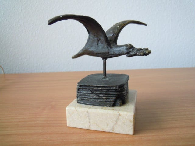 Bernadette Leijdekkers - Bronzen/verbronst beeldje van een vogel met klavertje vier in zijn bek verkocht voor € 35!