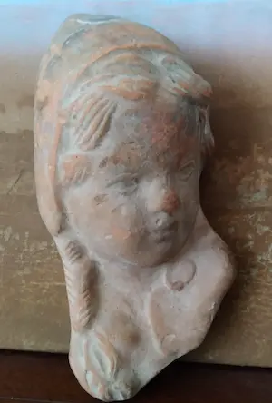 Niet of onleesbaar gesigneerd - oud beeld van een meisje met vlecht, terra cotta kopen? Bied vanaf 1!