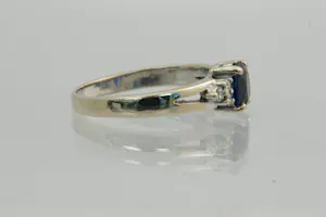 50 - Sierlijke 18Krt witgoud & 0.06ct diamanten ring met ca0.80ct ovalen saffier kopen? Bied vanaf 220!