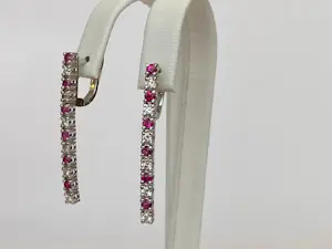 18 karaat witgouden oorstekers met diamanten en robijnen kopen? Bied vanaf 1100!