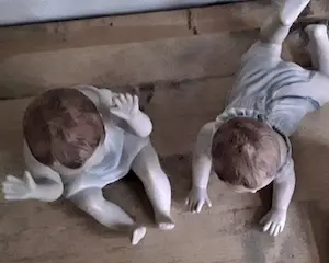 Niet of onleesbaar gesigneerd - Originele nostalgische keramische tweeling baby beeldjes (jaren 40) kopen? Bied vanaf 1!