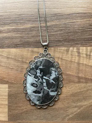 Niet of onleesbaar gesigneerd - Filigrijn zilveren .835 (2e gehalte) ketting met met zwart witte steen kopen? Bied vanaf 1!