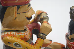 Niet of onleesbaar gesigneerd - Houten Muzikanten Standbeelden, Handgeschilderde Rajasthani traditionele zittend kopen? Bied vanaf 1!