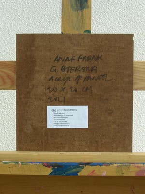 Gerard Boersma - Anne Frank (Vrouw kijkend naar portret van Anne Frank) kopen? Bied vanaf 75!