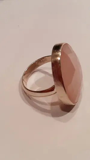 Nieuwe zilveren ring met ovale facetgeslepen rozenkwarts kopen? Bied vanaf 65!