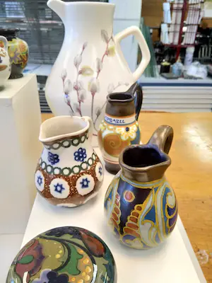 Plateelbakkerij Zuid-Holland - Lot met diverse keramische voorwerpen, kannen, vaasjes, etc. kopen? Bied vanaf 50!