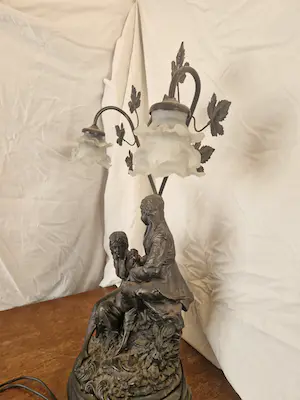 Niet of onleesbaar gesigneerd - Beeld met prachtig bronzen kopelbeeld met lampkoppel kopen? Bied vanaf 1!