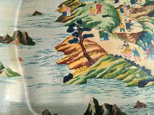 Niet of onleesbaar gesigneerd - Fraai hand beschilderd Japans dienblad met miniatuur personages kopen? Bied vanaf 1!
