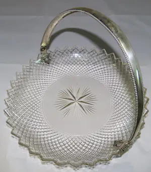 Antieke kristallen Biedermeier schaal met zilveren handvat kopen? Bied vanaf 100!
