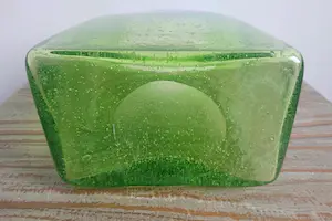Niet of onleesbaar gesigneerd - Glazen gifgroene blokvaas met ingesloten luchtbellen kopen? Bied vanaf 1!