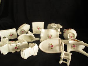 Niet of onleesbaar gesigneerd - 12 porseleinen miniaturen - Engeland - Cottage Rose kopen? Bied vanaf 1!