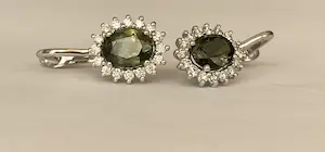 18-kt Witgouden oorbellen met groene saffier, ca 3,00 karaat en diamanten kopen? Bied vanaf 1100!