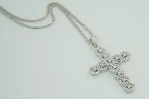 87 - Fijn 14 krt. witgouden collier en een 18 krt. diamanten kruis hanger kopen? Bied vanaf 800!
