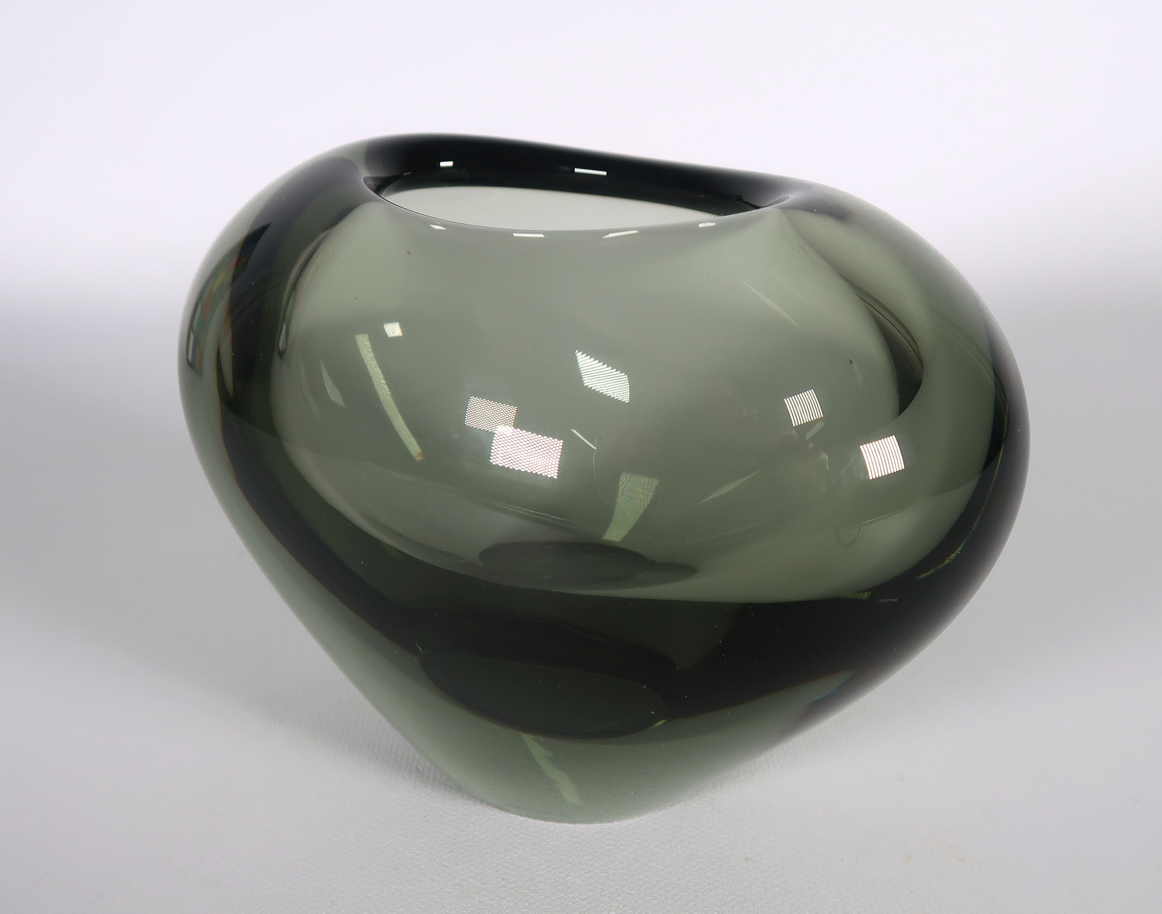 Per Lutken - Kristalglas, Grijsgroen vaasje, uitgevoerd door Holmegaard kopen? Bied vanaf 1!