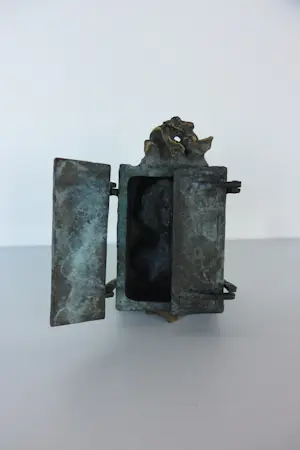 Mieke Oldenburg - Brons, Kastje met beweegbare deuren met vrouwfiguur kopen? Bied vanaf 200!