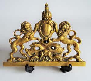 Niet of onleesbaar gesigneerd - Antiek Nederlands koperen wapenschild verkocht voor € 10!