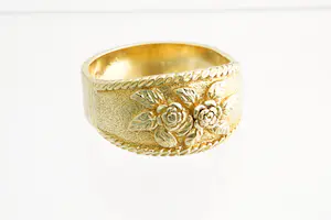 Acheter183- Grote & mooi bewerkte 18 krt geel gouden "Rozen met blad" unisex ring? Enchérissez de 740!