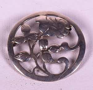 Opengewerkte zilveren broche met roos. verkocht voor € 1!