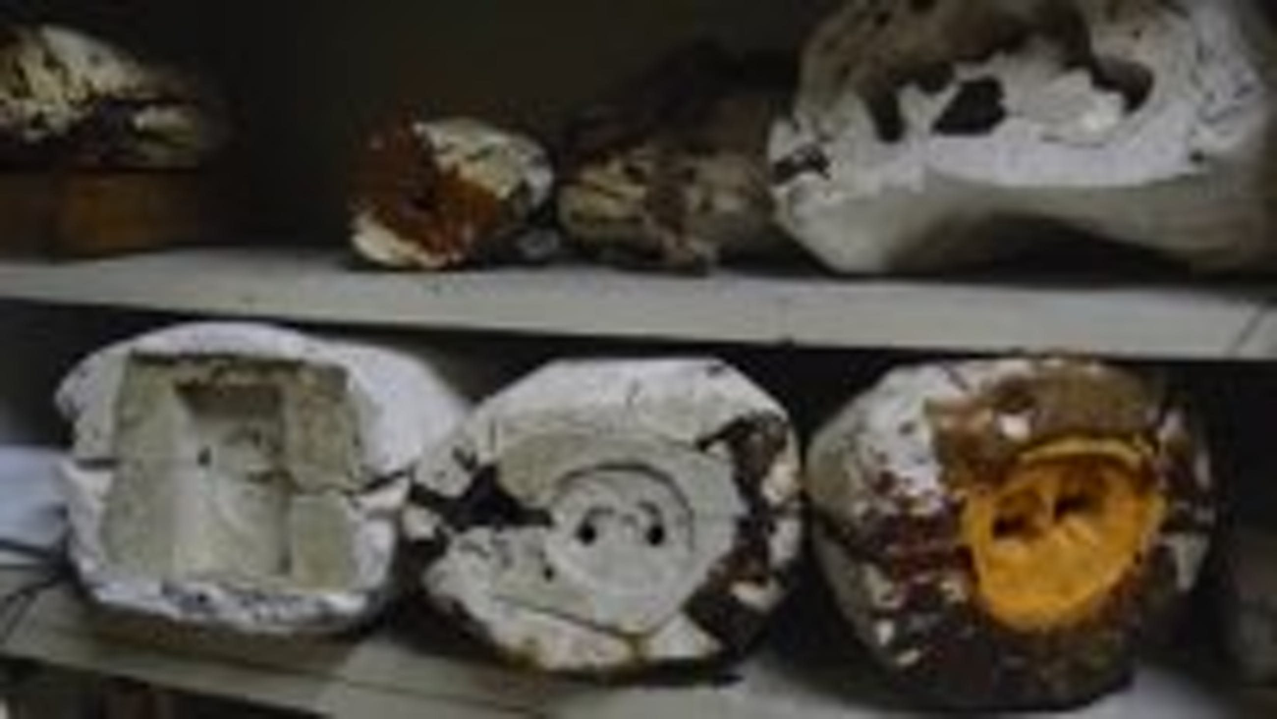 Teus van den BergBeen Prachtig massief bronzen beeldje van meisje