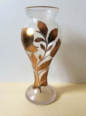 Niet of onleesbaar gesigneerd - Vaas met verguld floraal decor verkocht voor € 1!