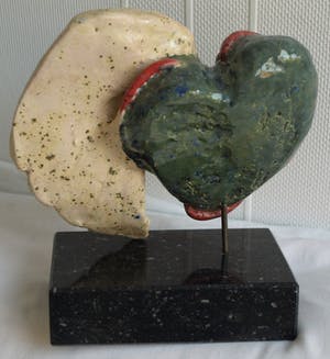 Niet of onleesbaar gesigneerd - “Vervlogen Hart” - Beeld van keramiek op marmeren voet kopen? Bied vanaf 1!