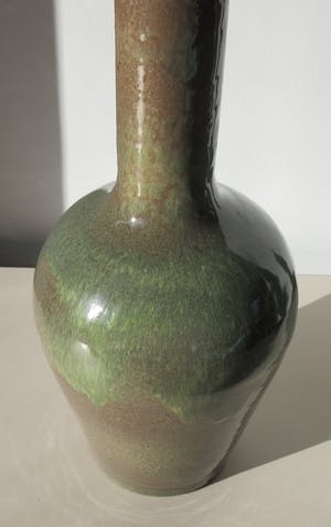 Niet of onleesbaar gesigneerd - Zeer grote keramische schoorsteenvaas met lichtgroen- en grijs druipglazuur kopen? Bied vanaf 1!