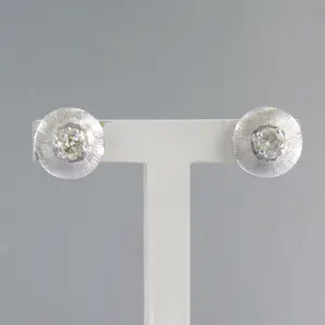 BWG witte oorknoppen bezet met single cut geslepen diamant totaal circa 0.15ct kaufen? Bieten Sie von 210!