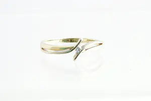 Acheter117 - Elegante 14 Krt bi-color gouden dames solitair ring met 0.05ct briljant? Enchérissez de 90!