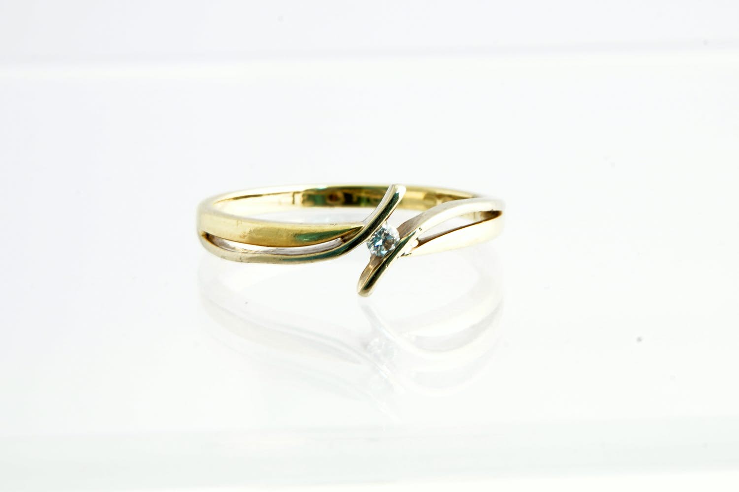 117 - Elegante 14 Krt bi-color gouden dames solitair ring met 0.05ct briljant kopen? Bied vanaf 90!