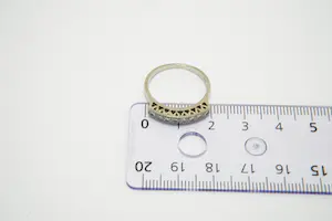 13- Klassieke 14 Krt wit-gouden rij- ring met 8 briljanten (0.30ct) diamanten kopen? Bied vanaf 140!