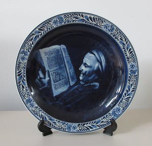 Curiosa - Groot Delftsblauw platelen wandbord "Rembrandts moeder" naar Gerard Dou kopen? Bied vanaf 1!