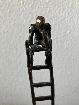 Corry Ammerlaan - Beeld van man op ladder - Titel " DE DENKENDE MENS " kopen? Bied vanaf 45!