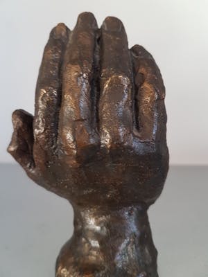 Astrid Veldhuyzen-Koppen - Beeld " Hand met lezend kind " kopen? Bied vanaf 35!