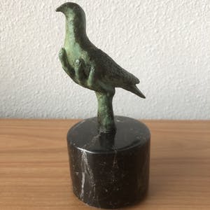 Brons (Onbekend) - Prachtig bronzen beeldje van " DUIF IN HAND " kopen? Bied vanaf 65!