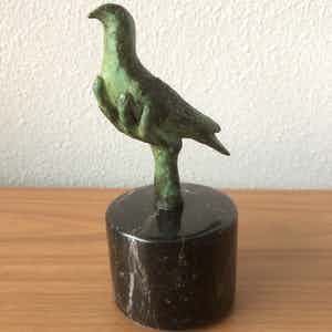 Brons (Onbekend) - Prachtig bronzen beeldje van " DUIF IN HAND " verkocht voor € 65!